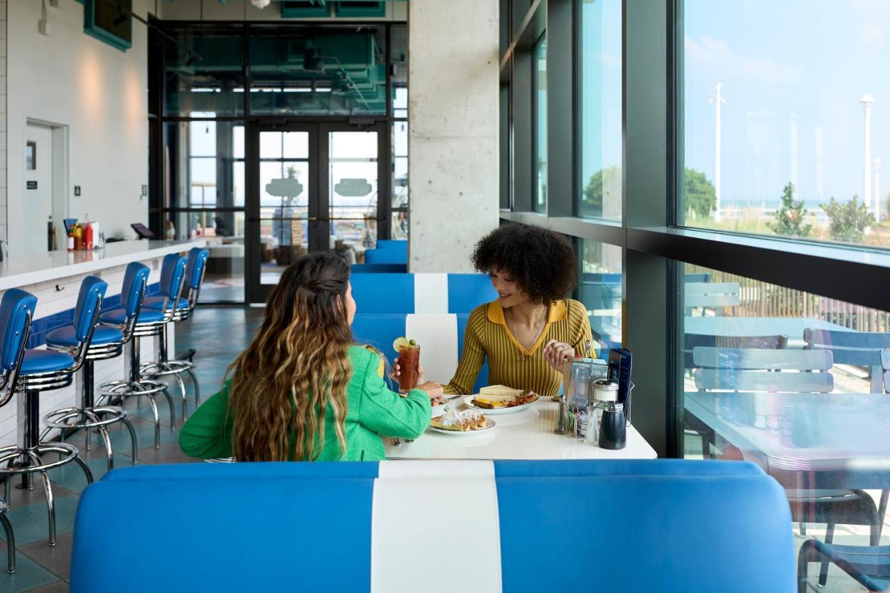 Hotel Moxy Virginia Oceanfront